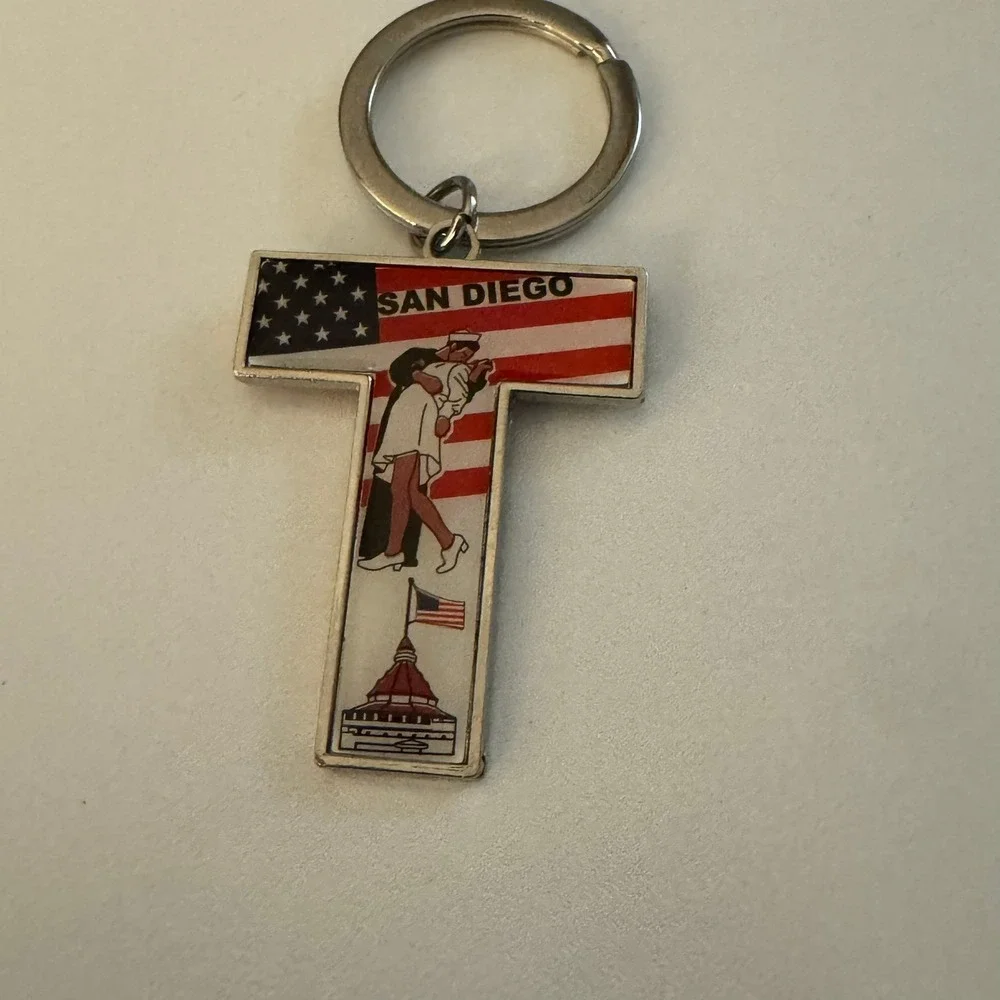 San Diego Souvenir Keychain US Navy Kissing Sailor VJ Day‎ Landmark